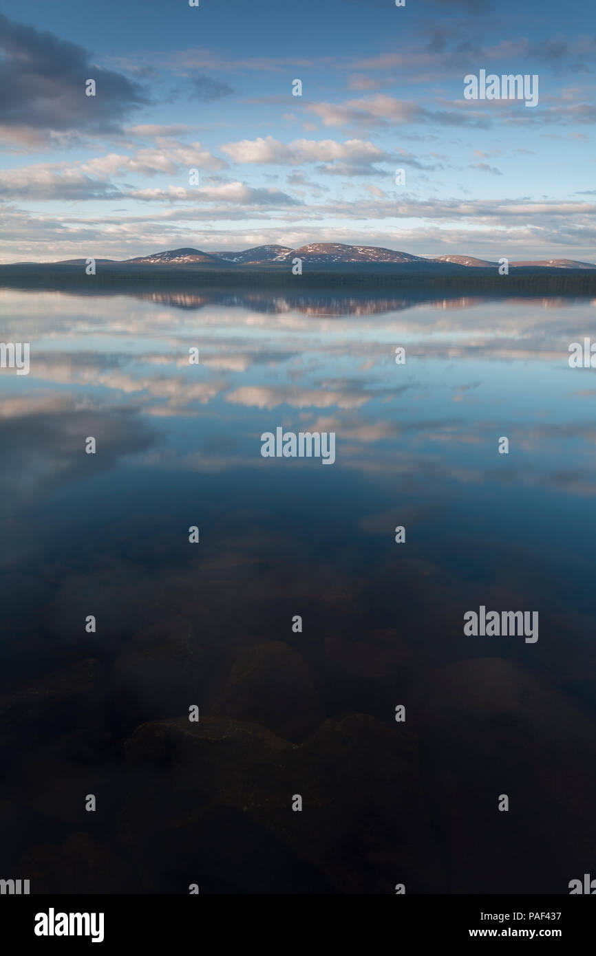 Fiel Pallastunturi vom See Vuontisjärvi, Muonio, Lappland, Finnland Stockfoto