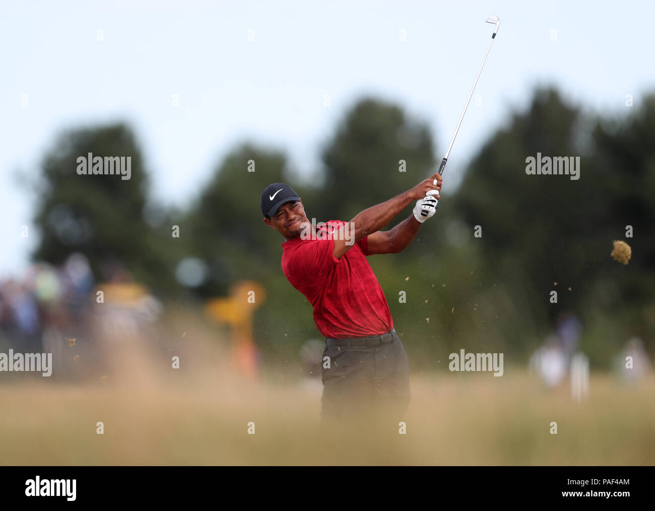 Die USA Tiger Woods nimmt seinen 2 Schuß auf dem 7. Tag vier der Open Championship 2018 in Carnoustie Golf Links, Angus. PRESS ASSOCIATION Foto. Bild Datum: Sonntag, 22. Juli 2018. Siehe PA Geschichte Golf Open. Foto: David Davies/PA-Kabel. Einschränkungen: Nur für den redaktionellen Gebrauch bestimmt. Keine kommerzielle Nutzung. Standbild nur verwenden. Die offene Meisterschaft Logo und Link zum Öffnen der Webseite (TheOpen.com) auf der Website veröffentlichen. Stockfoto