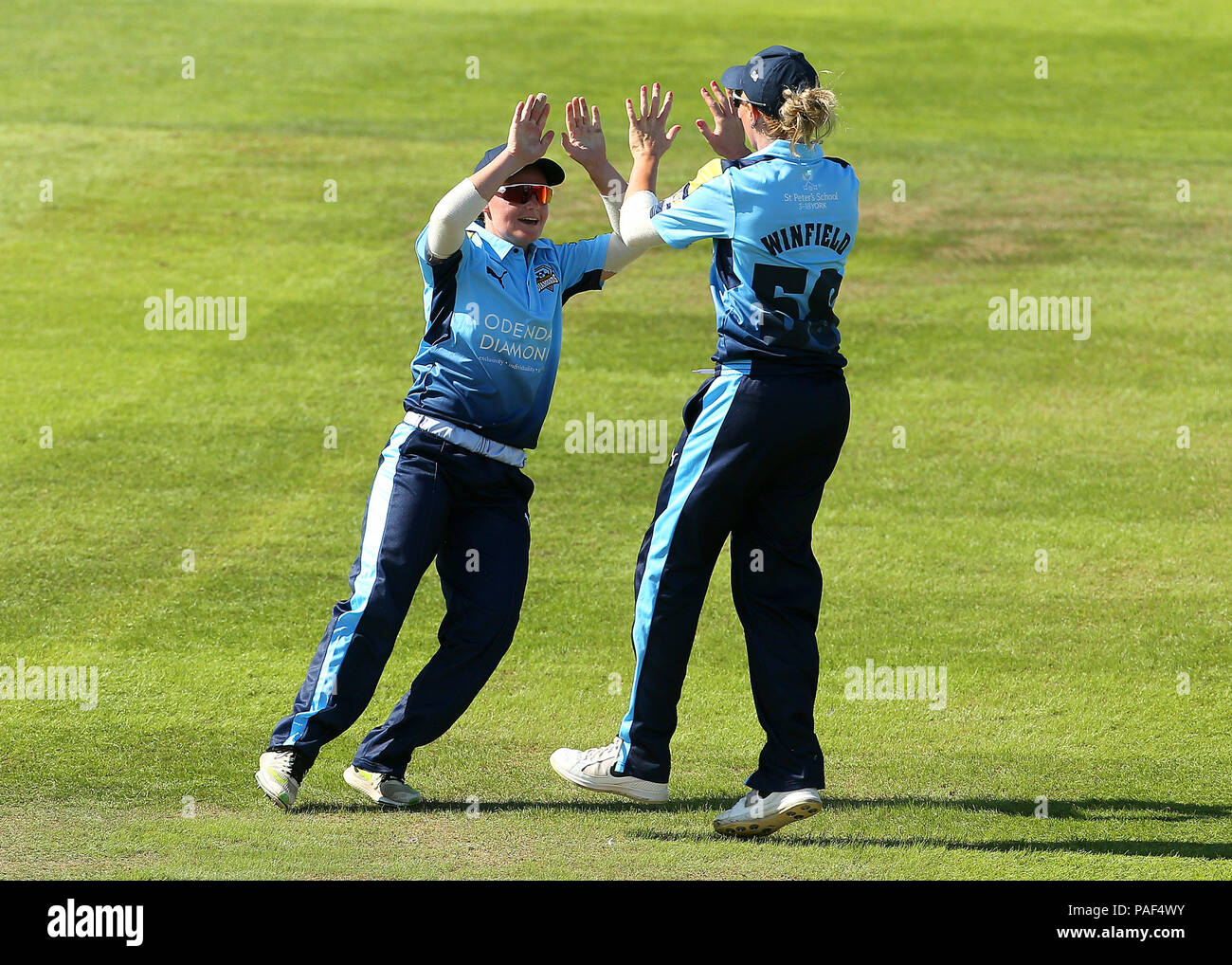 Yorkshire Diamanten Gwen Davies (links) und Lauren Winfield feiern Die wicket von westlichen Sturm Smriti Mandhana während der Kia Super League Match an der Cooper Associates County, Taunton. Stockfoto