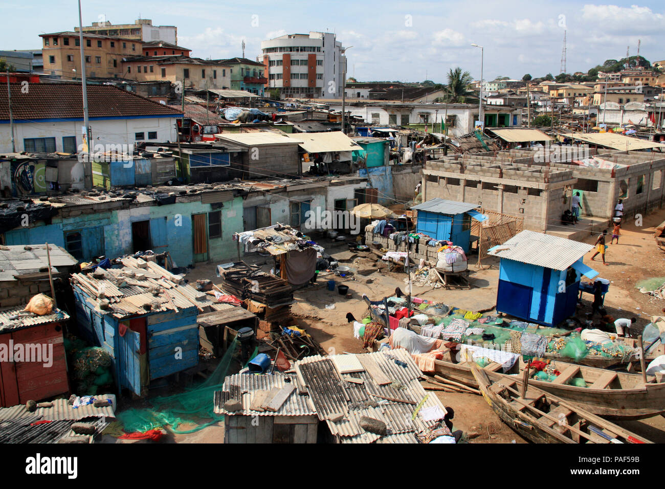 Hohe Betrachtungswinkel und der Slums am Hafen von Cape Coast, Ghana Stockfoto