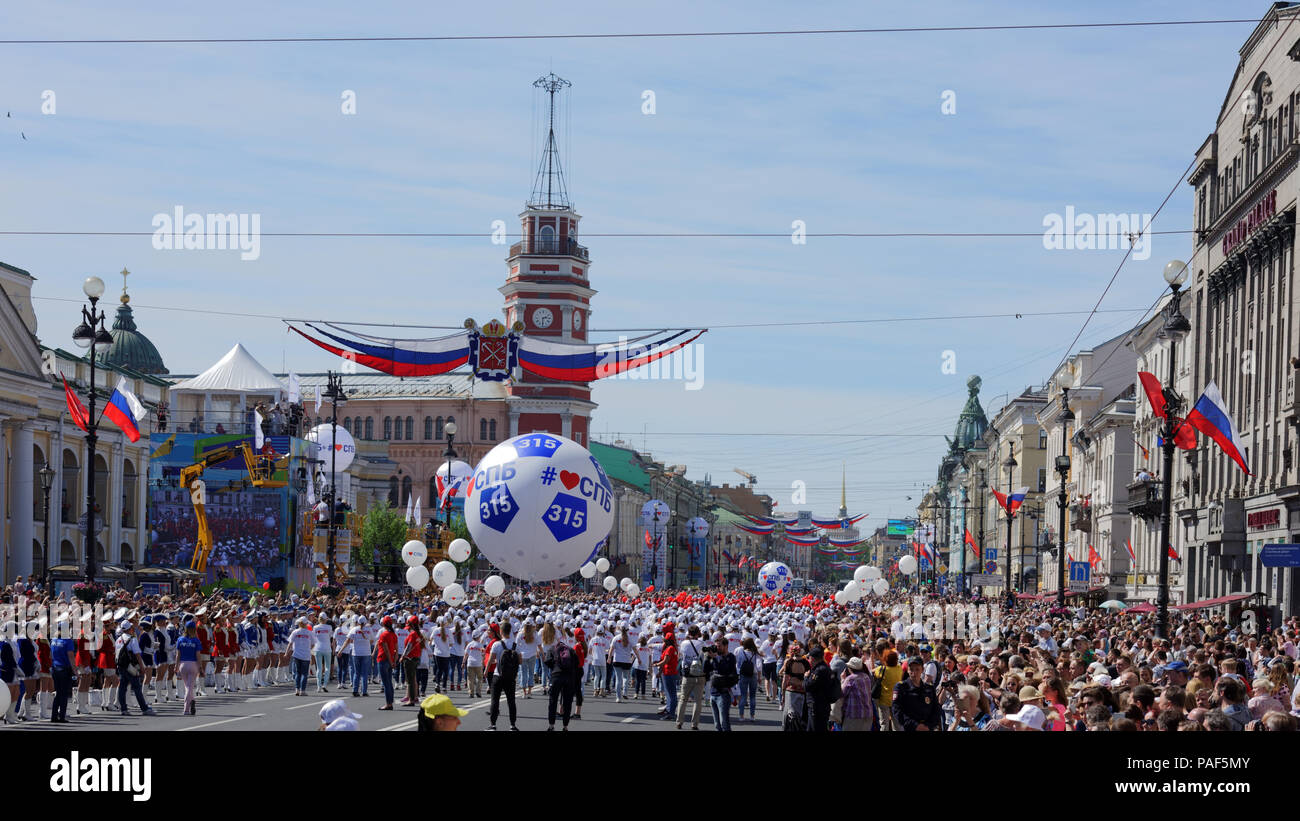 St. Petersburg, Russland - 27. Mai 2018: Flash Mob ICH LIEBE SPB am Newski-Prospekt während der Stadt Tag feiern. Die Veranstaltung ist auf 315. Jahrestag o mit Zeitschaltung Stockfoto