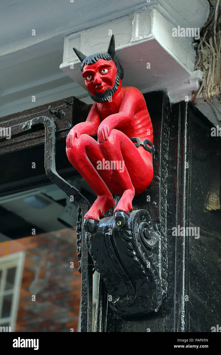 Little Red Devil Statue, Symbol eines Druckers, im Stonegate in York, Yorkshire, England Stockfoto