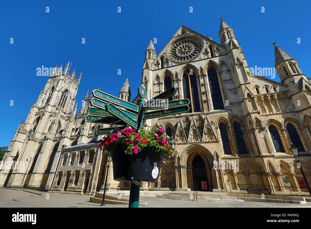 Touristische Informationen Wegweiser an der York Minster Kathedrale in York, Yorkshire, England Stockfoto