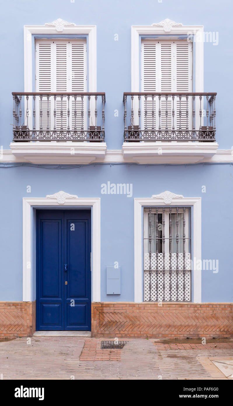 Pastell-blaue Mietskasernen, die mit stilvollen Fenstern und Türen Stockfoto