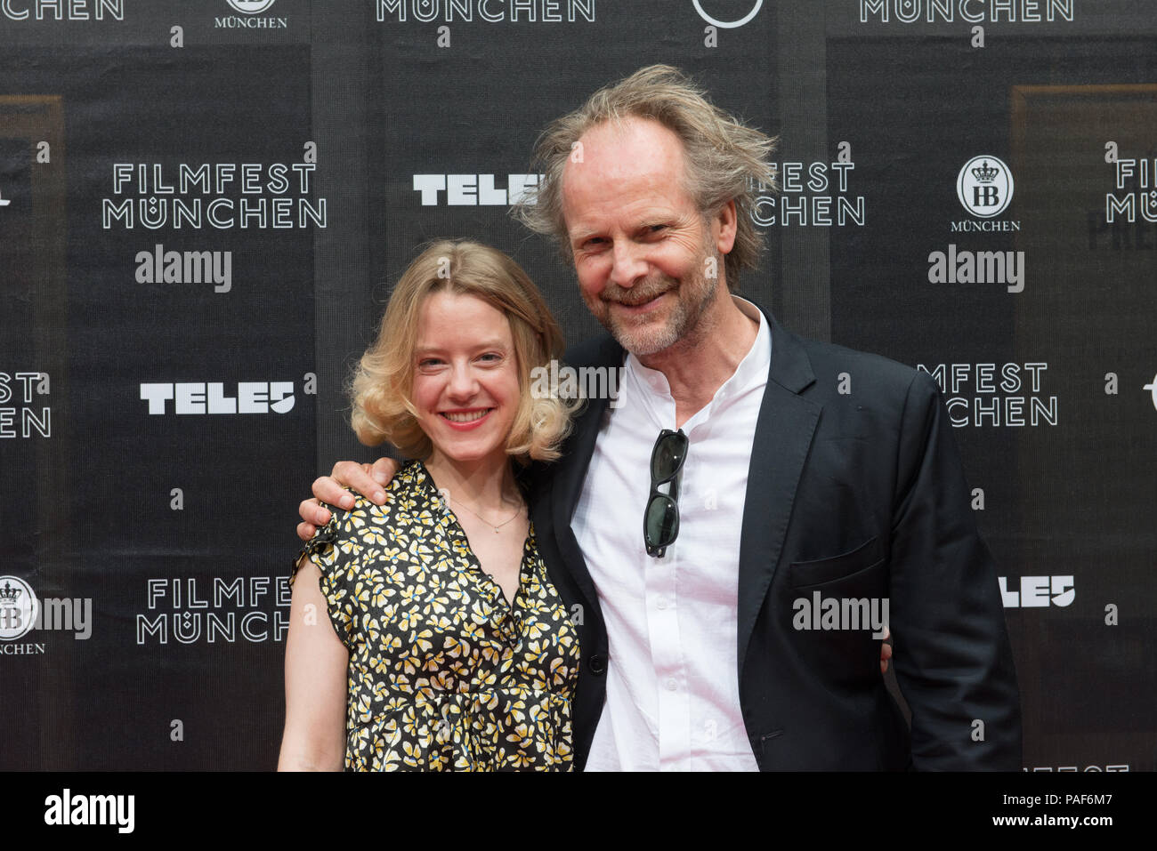 Regisseur Philipp Gröningand Schauspielerin Julia Zange an einem Fotoshooting auf dem Filmfest München 2018 gesehen Stockfoto