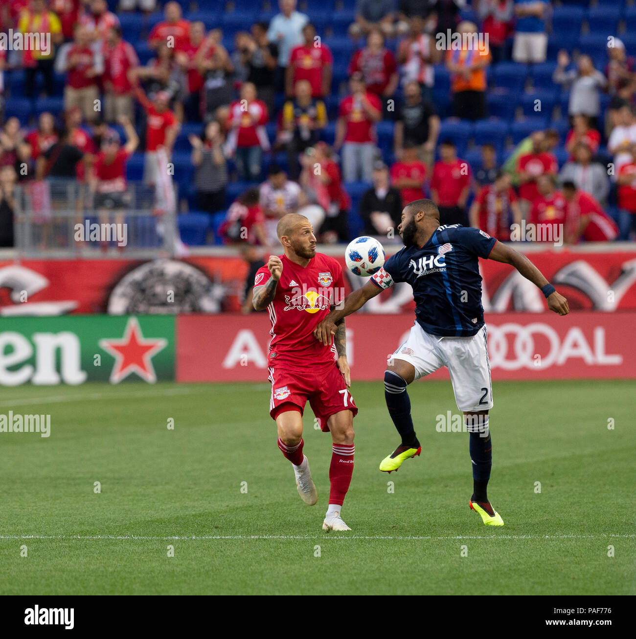 Harrison, USA. 21. Juli 2018. Daniel Royer (77) der Red Bulls & Andrew Farrell (2) New England Revolution kämpfen für Kugel während der regelmäßigen MLS Spiel bei Red Bull Arena Red Bulls gewann 2 - 0 Credit: Lev Radin/Pacific Press/Alamy leben Nachrichten Stockfoto