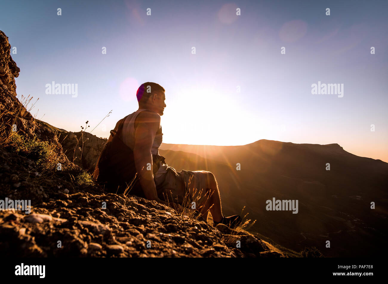 Wanderer meditieren auf Schönheit Berglandschaft Hintergrund Konzept, urlaub reisen, horizontale Foto Stockfoto