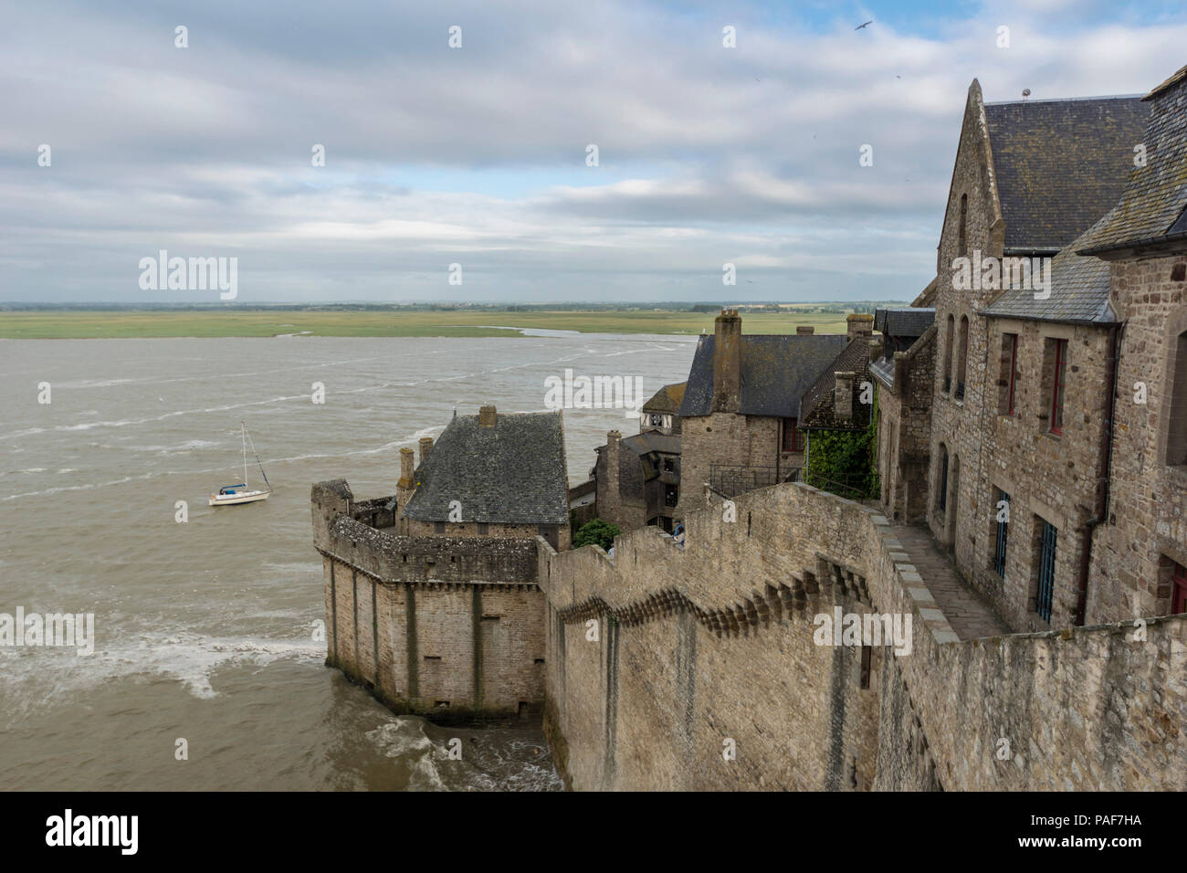 Mont St. Michel, Normandie, Frankreich. Touristen zu Fuß auf die Wände der berühmten Stadt. Stockfoto