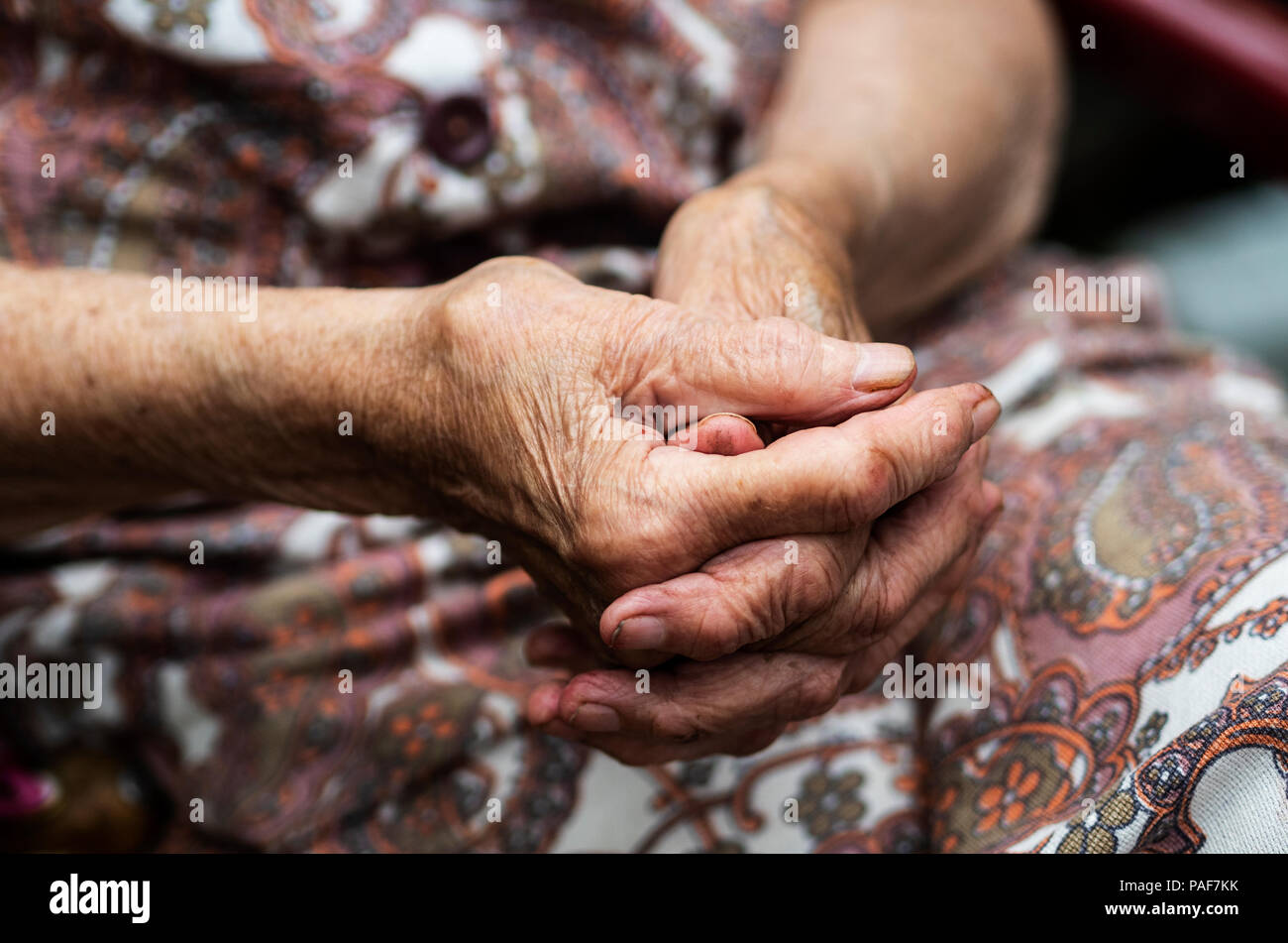Alterungsprozess - sehr alte senior Frau Hände faltige Haut Stockfoto