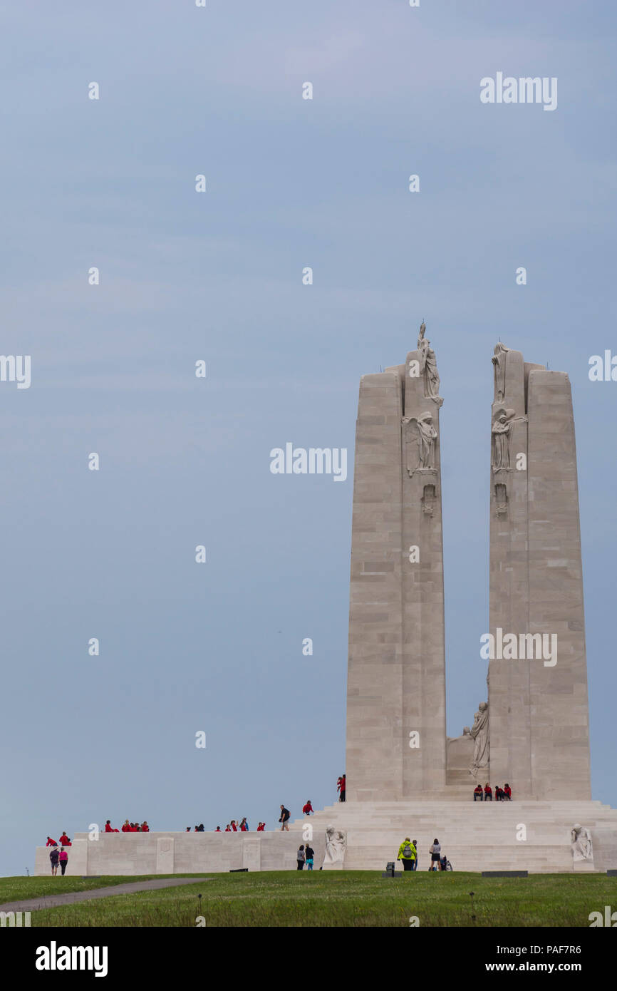 Vimy Ridge, Frankreich. Schoolchildern in Uniform zu Fuß auf der kanadischen nationalen WWI Memorial. Stockfoto