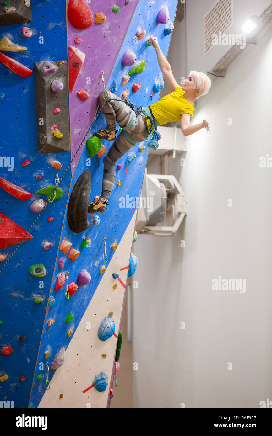 Foto des Sports Blondine mit Tasche für talkum Klettern an der Wand im  Fitnessraum Stockfotografie - Alamy