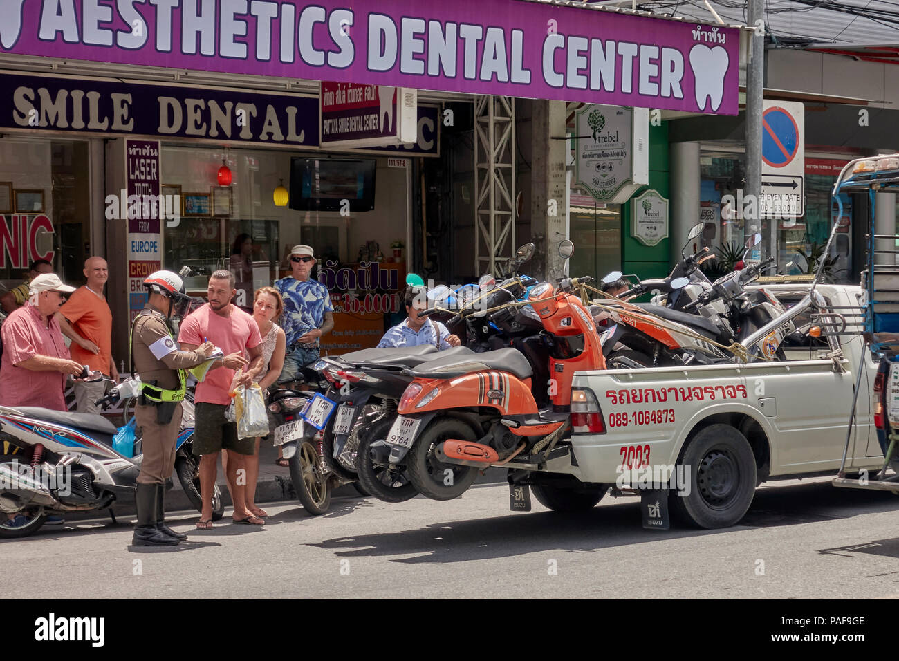 Thailand Verkehrspolizisten Ausstellung eines Tickets für illegal geparkte Motorräder, die bis zur Geldbuße beschlagnahmt werden sollen. Stockfoto
