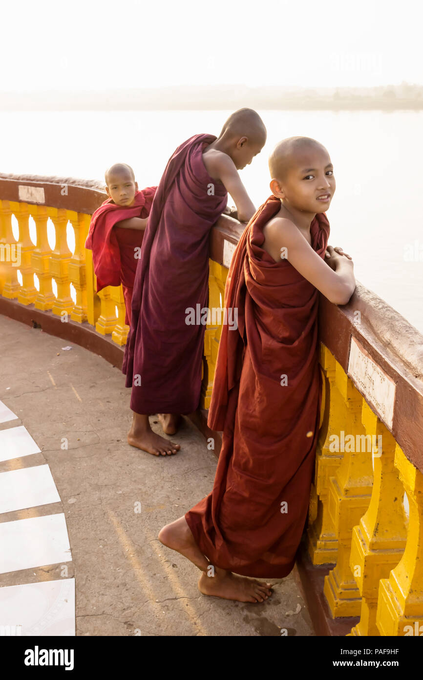 Drei Mönche an der Pagode entlang des Flusses in Hpa - eine vertikale, Myanmar Stockfoto