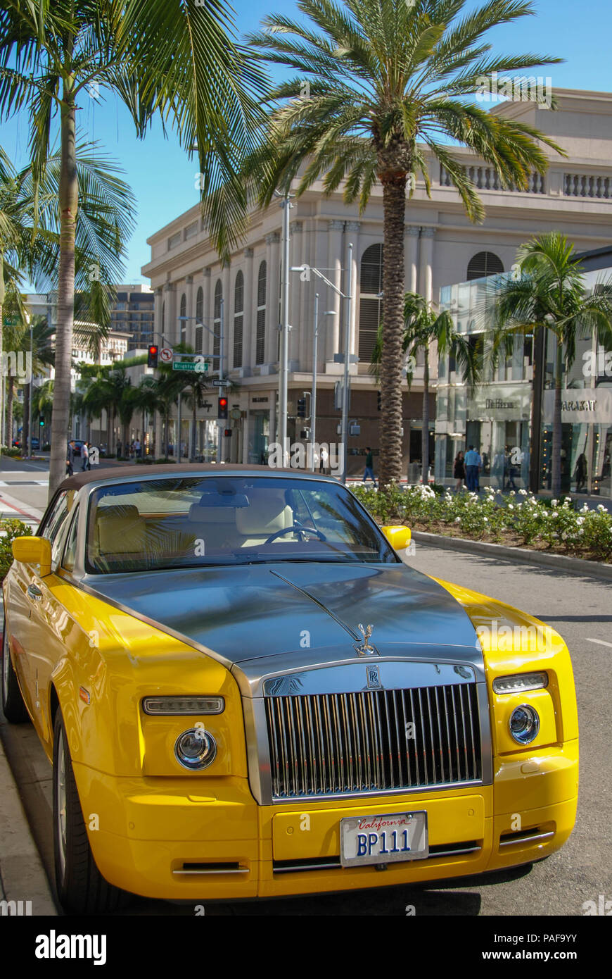 Gelbe Rolls Royce Auto am Rodeo Drive, Beverly Hills, Kalifornien geparkt. Stockfoto