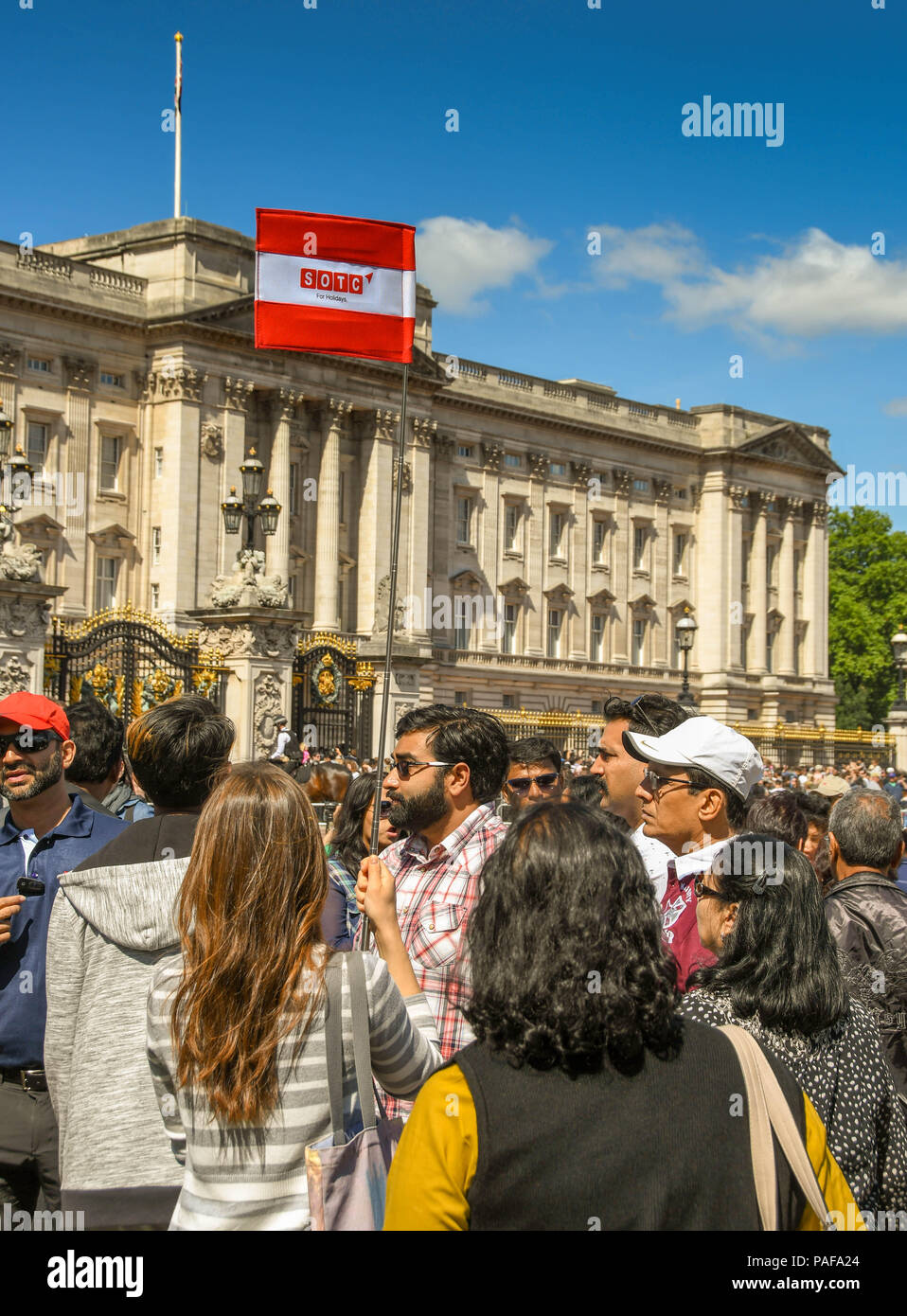 Kleine Flagge gehalten von einem Reisebüro Reiseführer für Leute, die sich für die tour Partei zu folgen Stockfoto