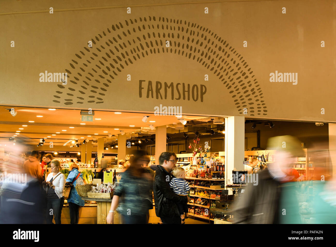 Innenansicht der Eingang zum Hof Shop in der Autobahn M5 Dienstleistungen in Gloucester. Verschlusszeit die Bewegung der Besucher zu verwischen. Stockfoto