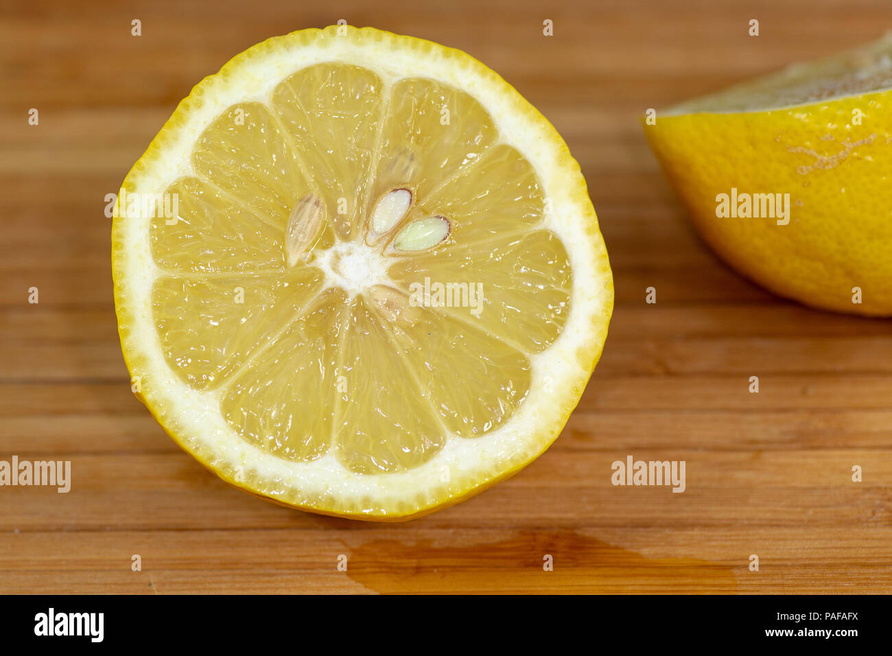 Nahaufnahme einer Zitrone in Scheiben geschnitten in zwei Stockfoto
