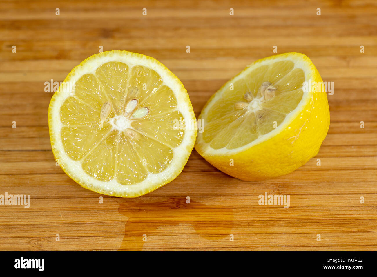 Nahaufnahme einer Zitrone in Scheiben geschnitten in zwei Stockfoto