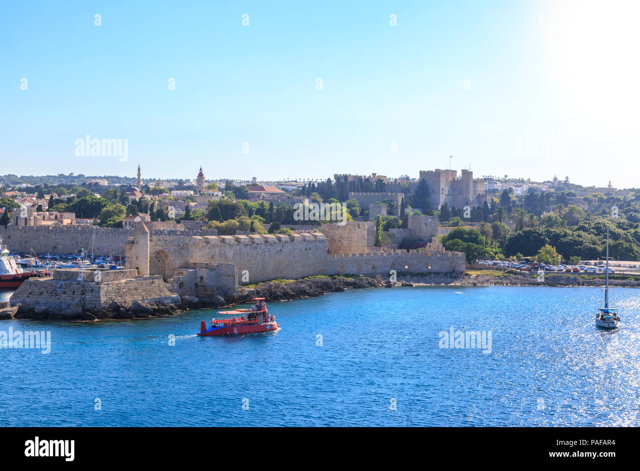 Luftaufnahme der Zitadelle mit Clock Tower, Moschee, und der Palast in der Altstadt von Rhodos, Dodekanes, Griechenland Stockfoto