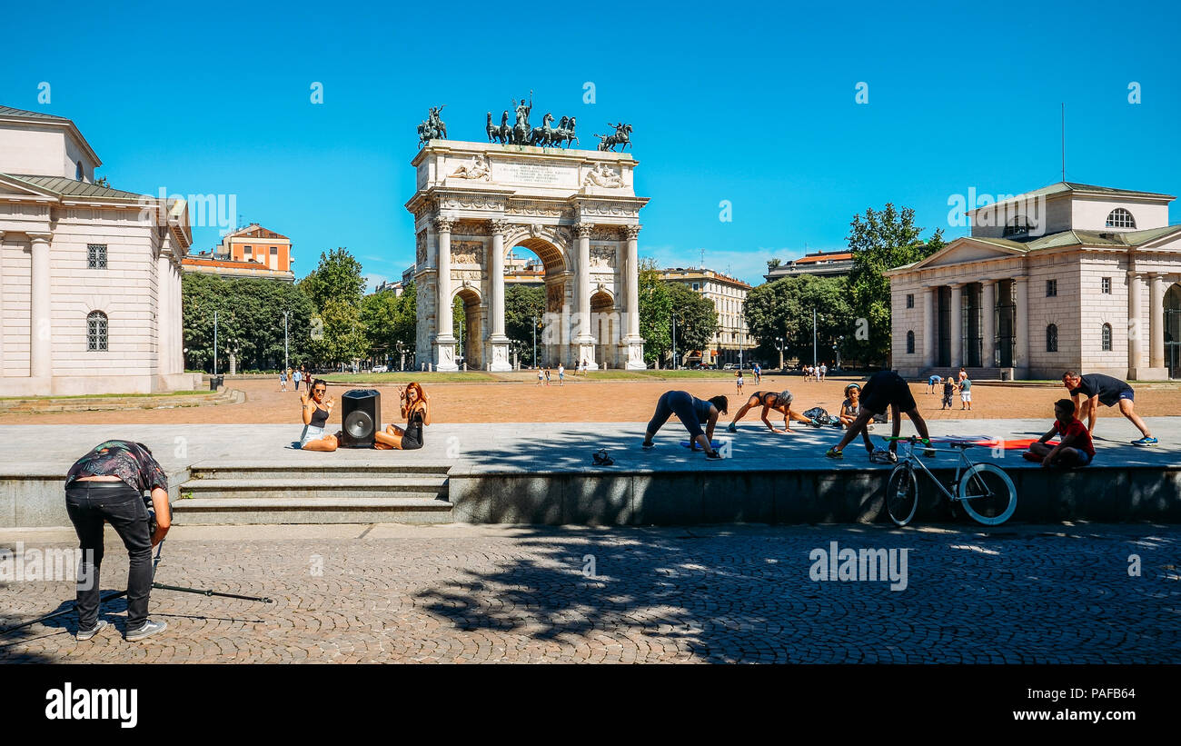 Leute trainieren und vor Arco della Pace als den Erzfeind des Friedens in Mailand, Italien bekannt zu sozialisieren, errichtet als Teil Foro Bonaparte Napoleons Siege zu feiern. Stockfoto