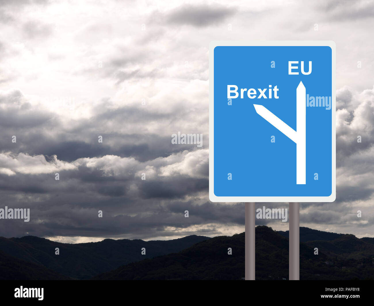Brexit, EU-Schild gegen bewölkten Himmel. Konzept, Politik Großbritannien. Stockfoto