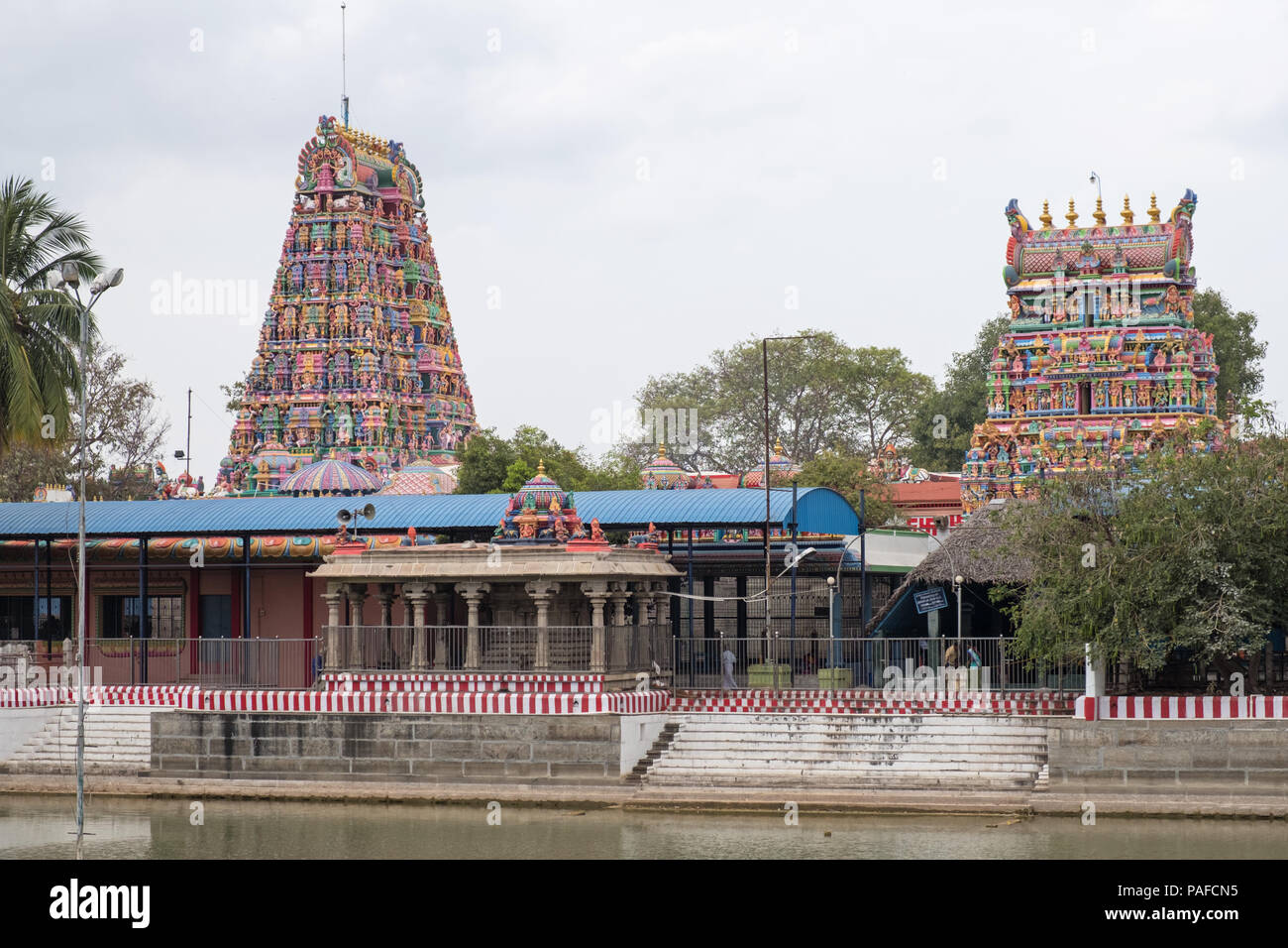 Allgemeine Ansicht des 5. Jahrhunderts Karpaka Vinayakar Tempel, an Pillaiyarpatti in Tamil Nadu, die einen Felsen Heiligtum der hinduistische Gott Ganesha Stockfoto