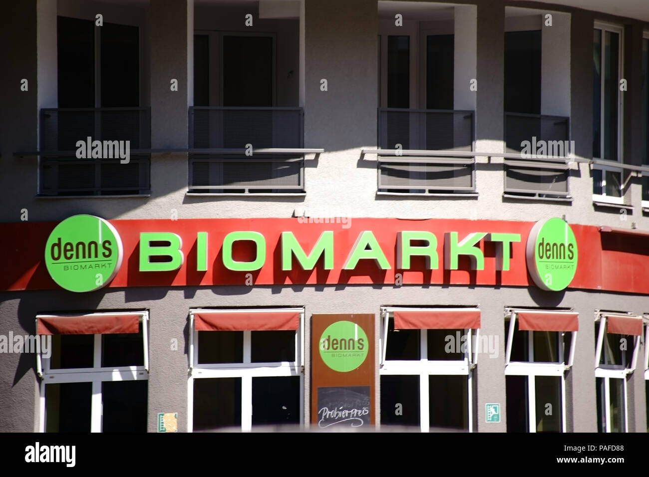 Berlin, Deutschland - 14. Juli 2018: Das Zeichen der Bio-markt Denns über dem Eingang von einem lebensmittelmarkt am 14. Juli 2018 in Berlin. Stockfoto