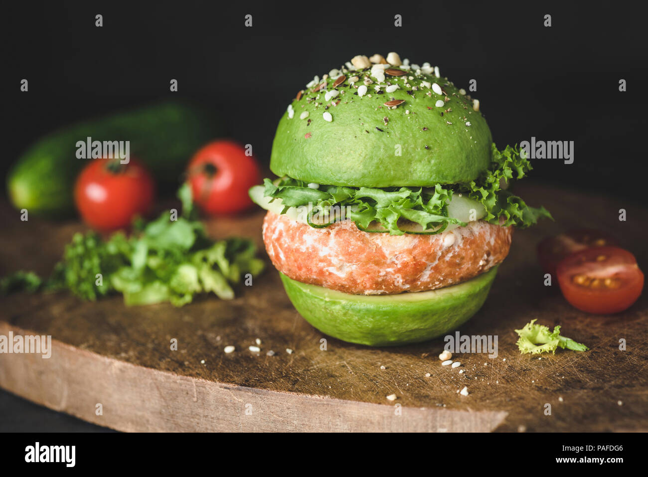 Vegan avocado Burger mit Linsen pattie auf Holz Schneidebrett, Detailansicht. Gesunde Burger Stockfoto