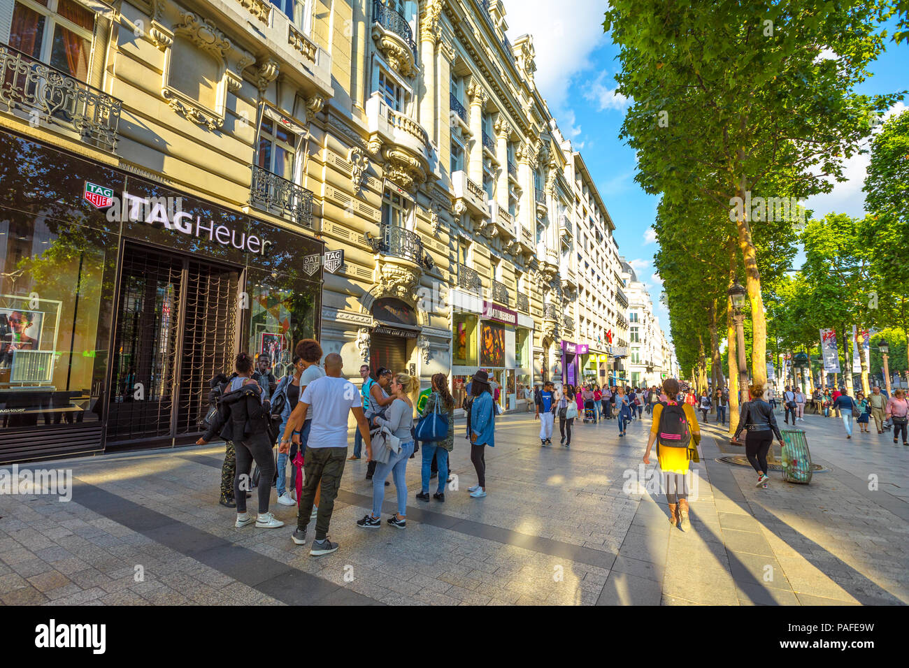 Paris, Frankreich, 2. Juli 2017: Touristen zu Fuß auf der berühmtesten Avenue in Paris, der Champs Elysees, bekannt für Luxus und Einkaufsmöglichkeiten, startet von Place de La Concorde, Place Charles de Gaulle. Stockfoto