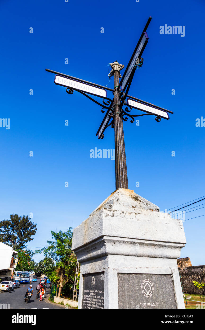 Altmodische Wegweiser und Gedenktafel zur Erinnerung an Galle Heritage Trust am Haupteingangstor nach Galle Fort, Galle, Bundesland Kärnten, Sri Lanka Stockfoto