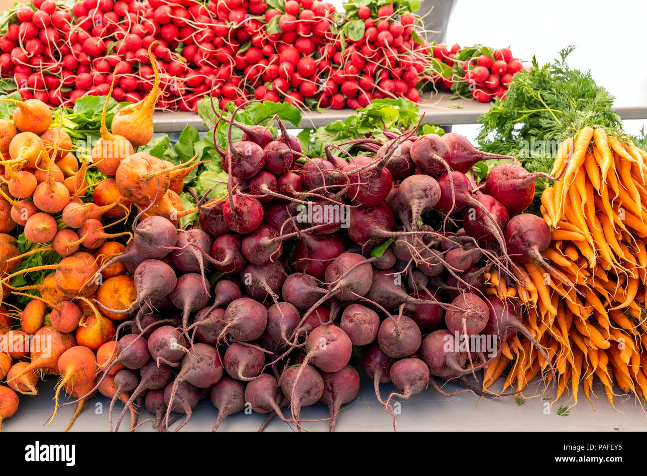 Händler verkaufen frisches Gemüse, produzieren und andere Einzelteile zu einem saisonalen Farmers Market in kleinen Bergstadt Salida, Colorado, USA Stockfoto