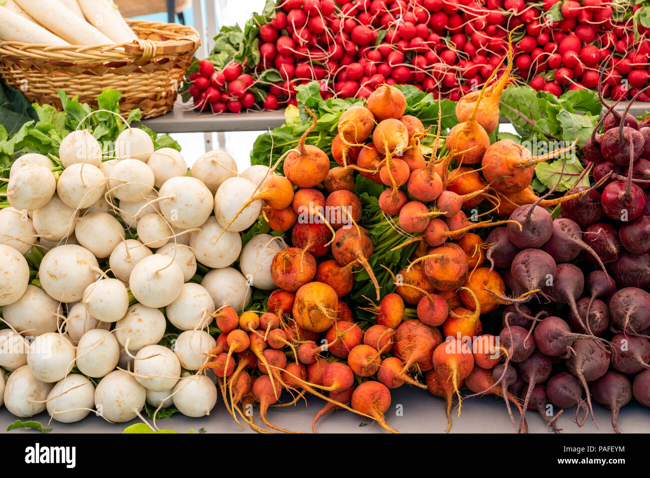 Händler verkaufen frisches Gemüse, produzieren und andere Einzelteile zu einem saisonalen Farmers Market in kleinen Bergstadt Salida, Colorado, USA Stockfoto