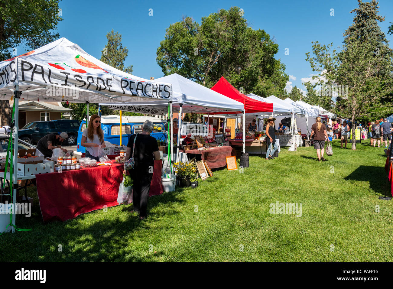 Händler verkaufen frisches Gemüse, produzieren und andere Einzelteile zu einem saisonalen Farmers Market in kleinen Bergstadt Salida, Colorado, USA Stockfoto