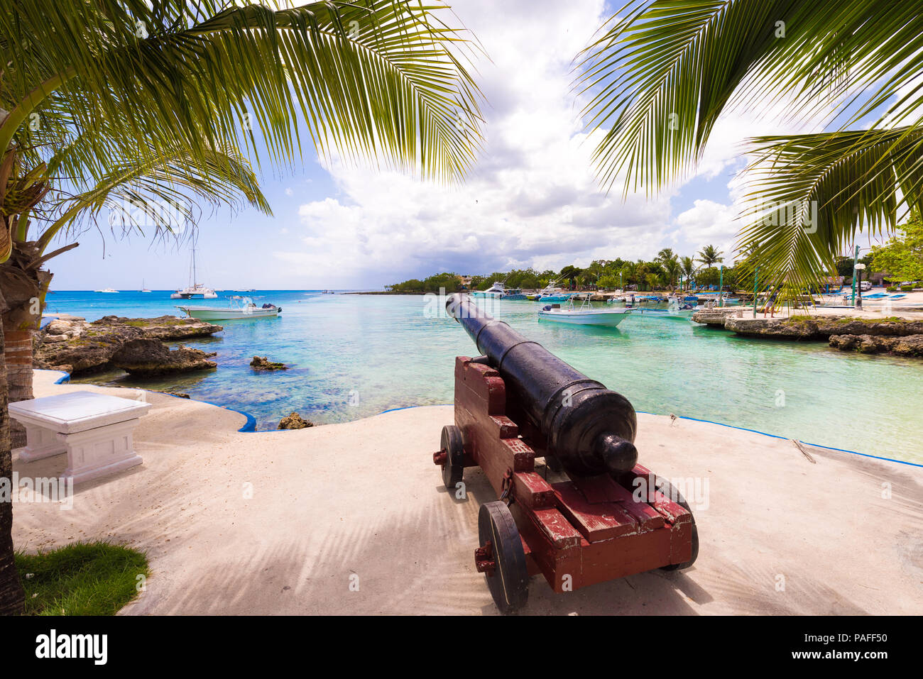 Schiff Kanone am Ufer der Stadt von Bayahibe, La Altagracia, Dominikanische Republik. Kopieren Sie Platz für Text Stockfoto
