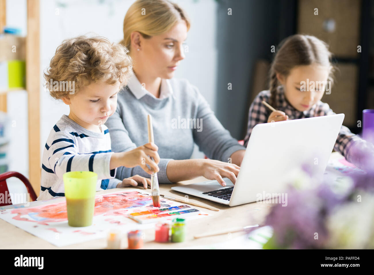 Hausaufgaben mit Mutter Stockfoto