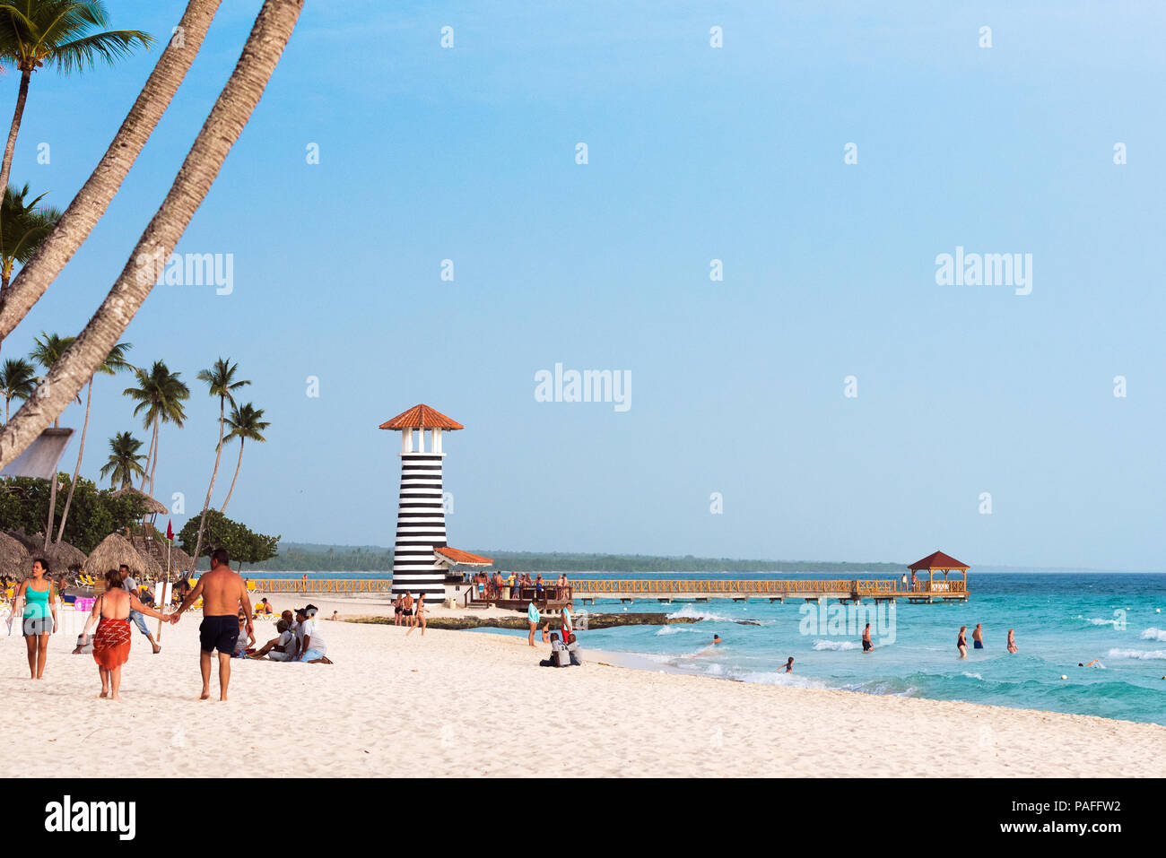 BAYAHIBE, DOMINIKANISCHE REPUBLIK - 21. MAI 2017: Blick auf den Leuchtturm am Sandstrand. Kopieren Sie Platz für Text Stockfoto