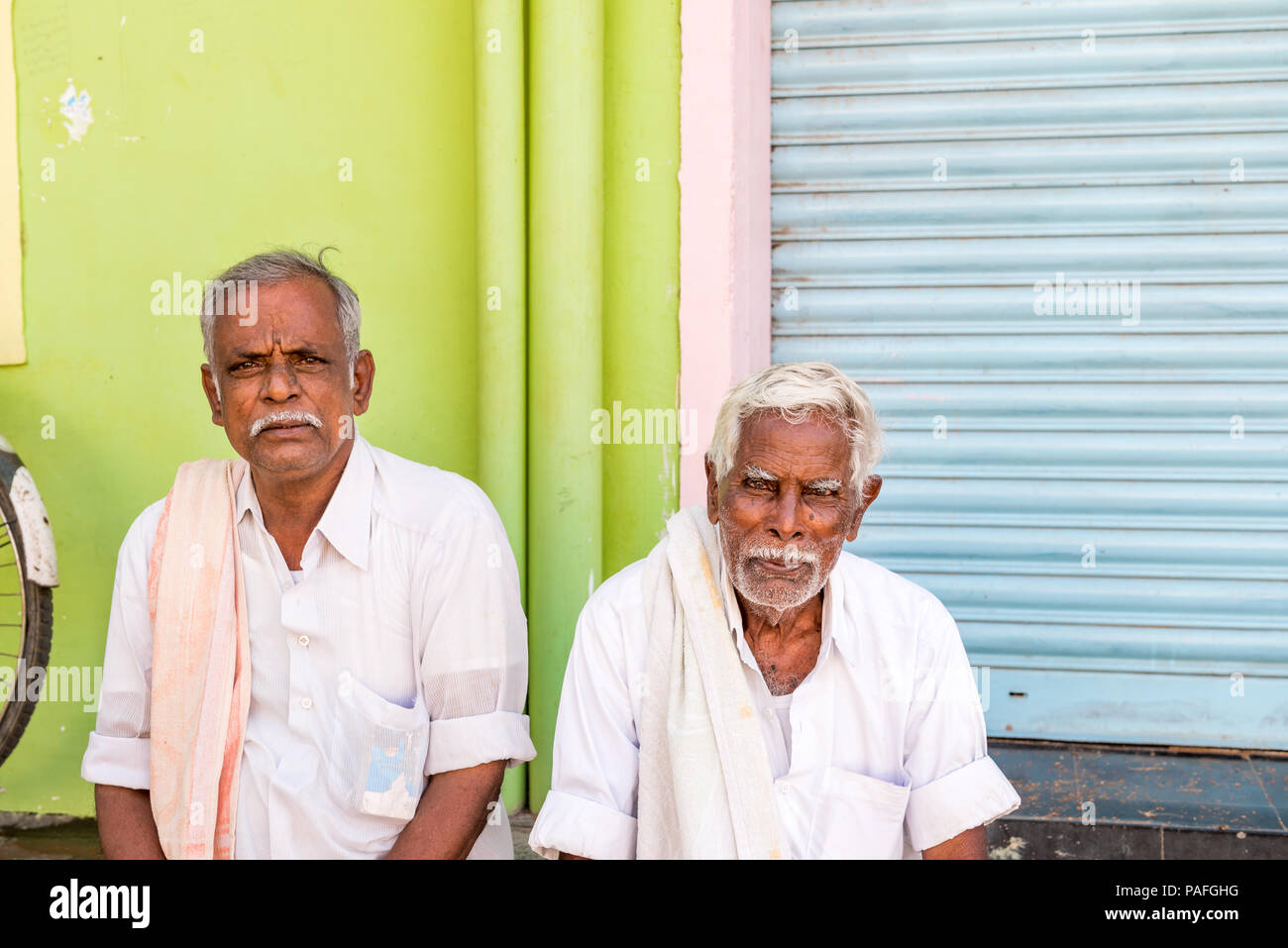 PUTTAPARTHI, Andhra Pradesh, Indien - 9. JULI 2017: Porträt von zwei ältere Männer. Kopieren Sie Platz für Text Stockfoto