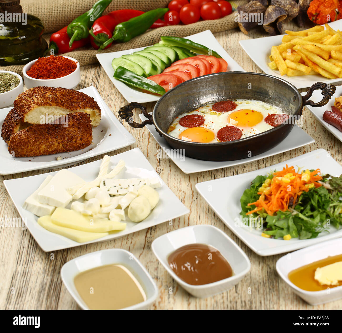 Türkisches Frühstück mit sucuk und gebratene Eier Stockfotografie Alamy