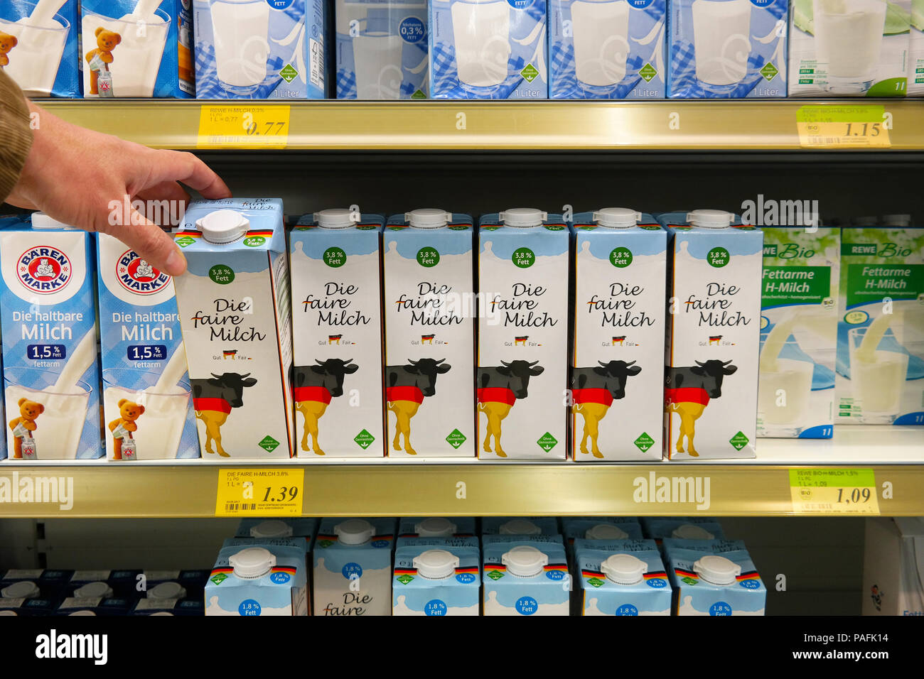 Die faire Milch Packings bedruckt mit deutschen Flaggenkühen in einem deutschen Laden Stockfoto