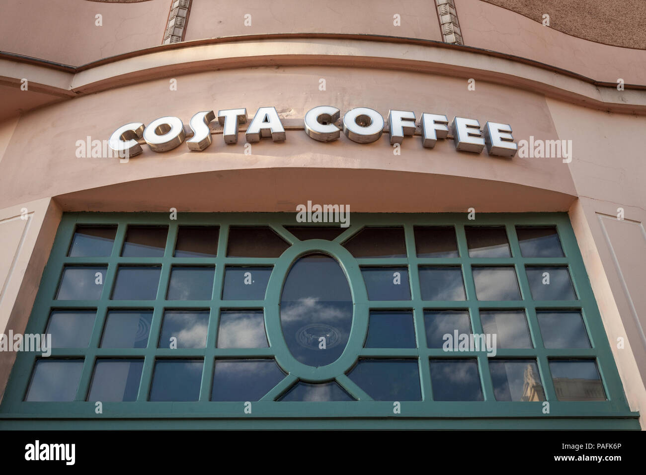 SZEGED, UNGARN - Juli 3, 2018: Costa Coffee Logo auf Ihren Shop und Café in Szeged. Costa Coffee ist eine britische multinationale Kaffeehaus c Stockfoto