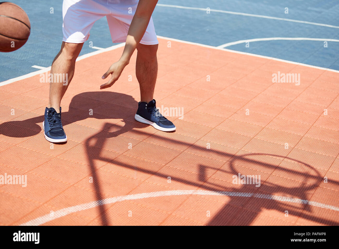 Jungen asiatischen nach Basketball spielen unter Sommer Sonne auf im Hof. Stockfoto