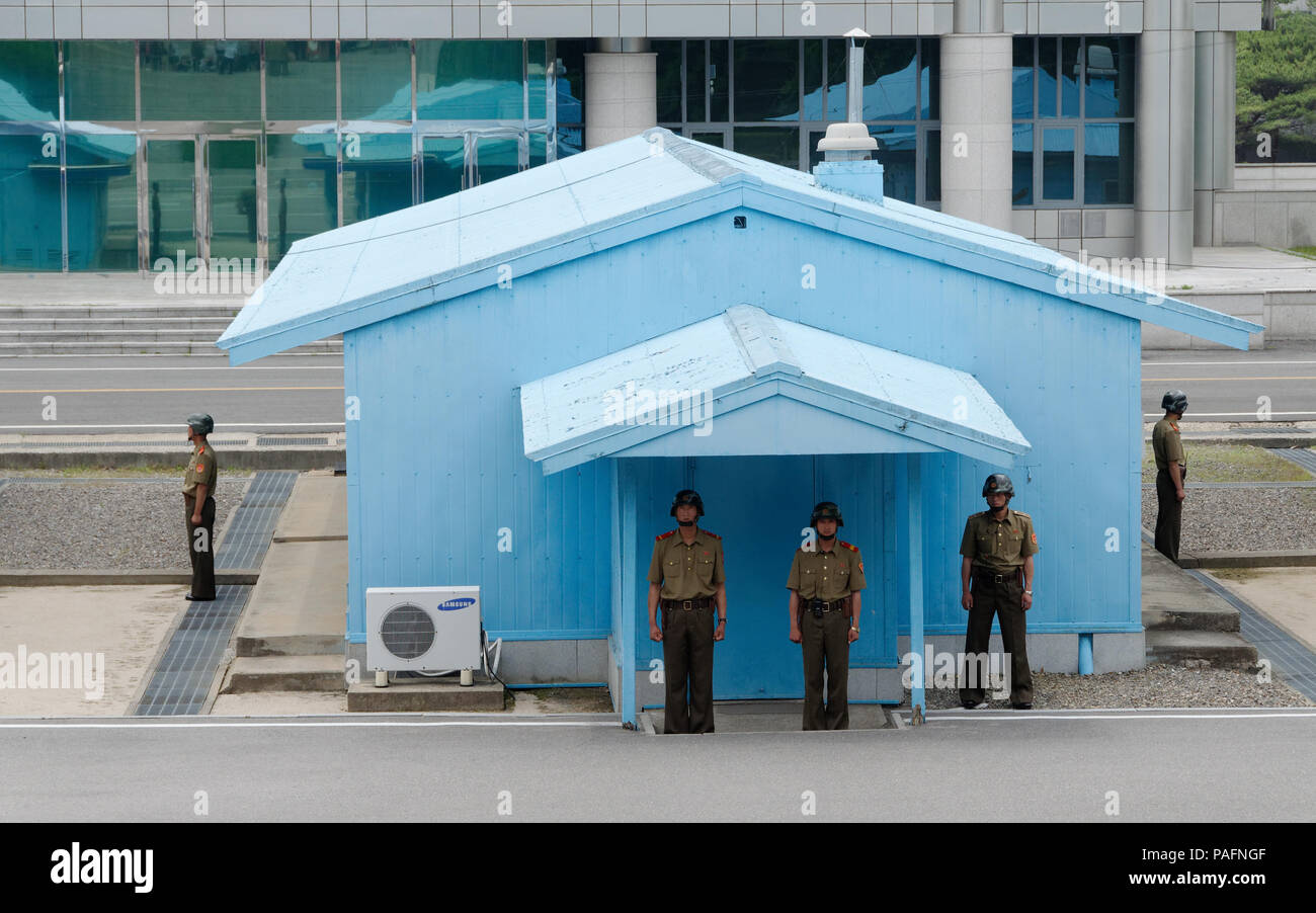 Blick von Nordkorea Seite in der Joint Security Area Wahrheit Dorf Pamunjom der Soldaten und des Rahmens innerhalb der DMZ. Stockfoto