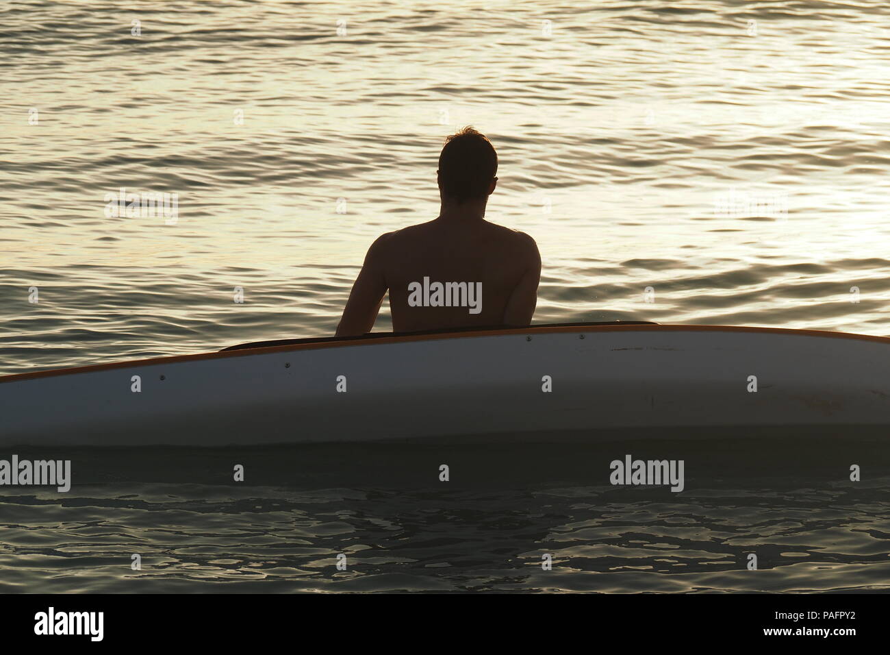 Junge Mann in teilweiser Silhouette aus Kajak Captiva Island, Florida, Usa. Stockfoto