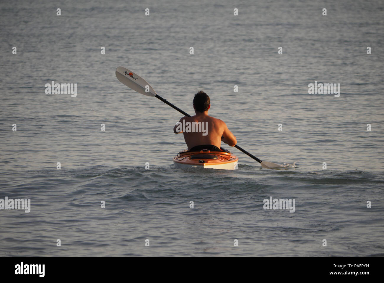 Junge Mann in teilweiser Silhouette aus Kajak Captiva Island, Florida, Usa. Stockfoto