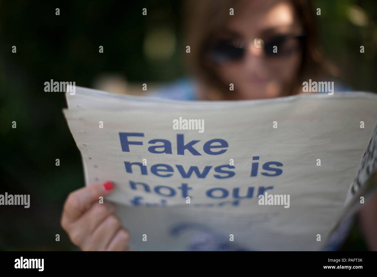 Facebook gefälschte Nachrichten ist nicht unser Freund Werbekampagne in nationale Zeitung Stockfoto