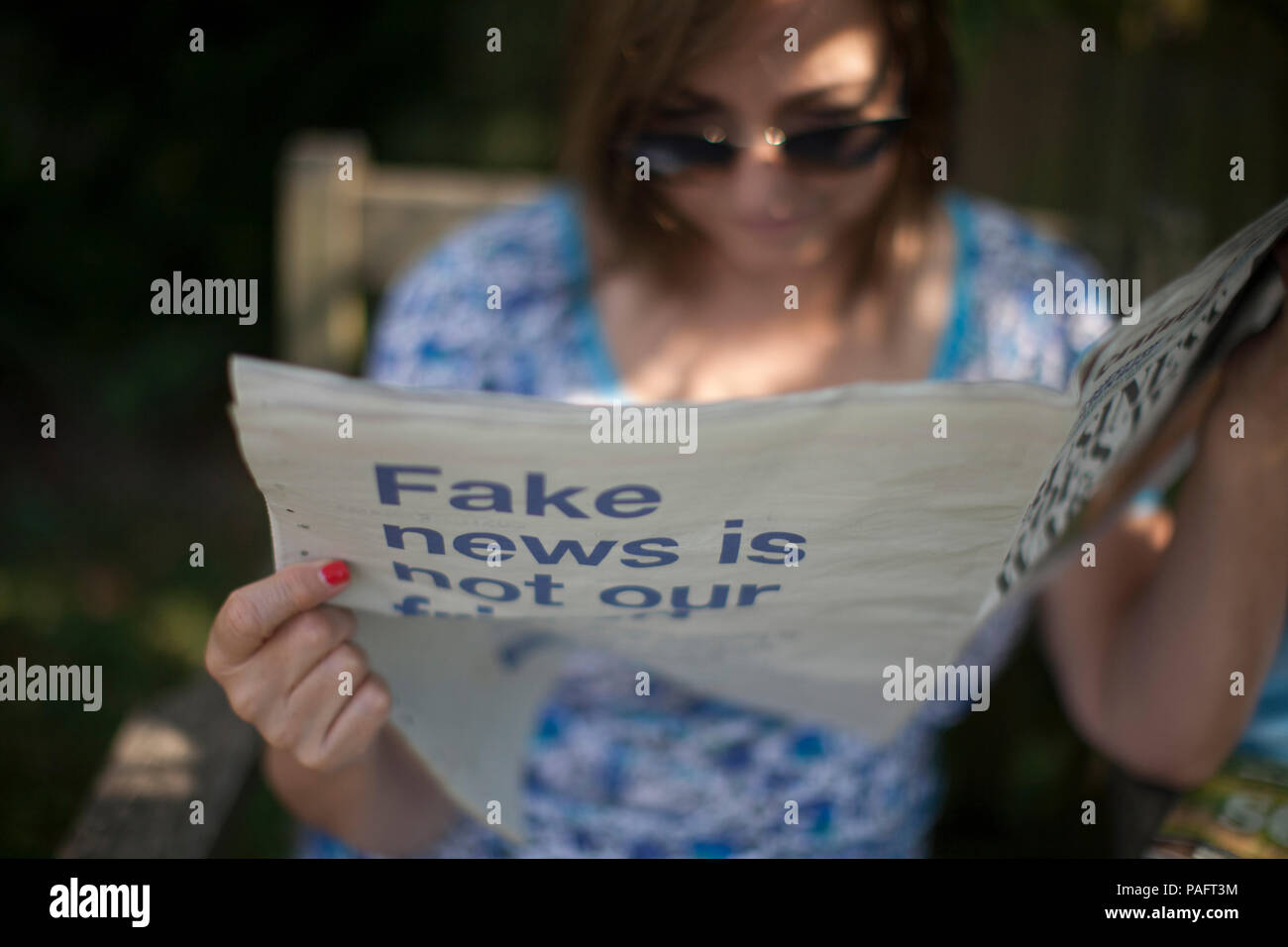 Facebook gefälschte Nachrichten ist nicht unser Freund Werbekampagne in nationale Zeitung Stockfoto