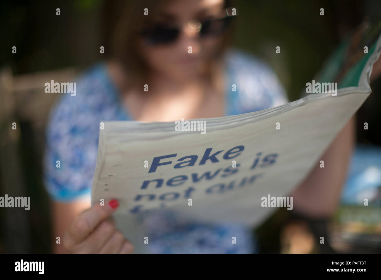 Facebook gefälschte Nachrichten ist nicht unser Freund Werbekampagne in nationale Zeitung Stockfoto