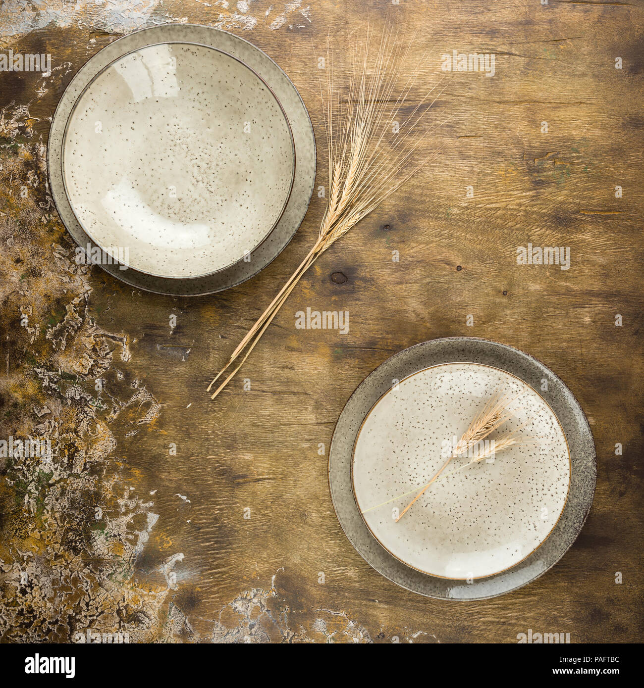 Essen Hintergrund. Leere Teller auf vintage Hintergrund. Ansicht von oben, flatlay, Copyspace Stockfoto