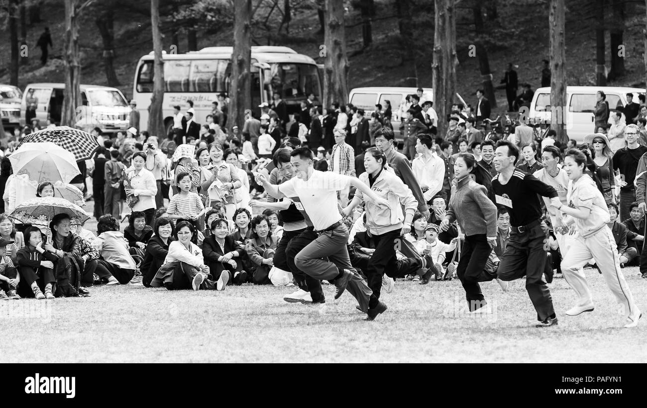 Nordkorea - Mai 1, 2012: Koreaner, Beteiligung an der öffentlichen Spiele wegen der Feier des Internationalen Arbeiter Tag in N. Korea, 1. Mai, 20. Stockfoto