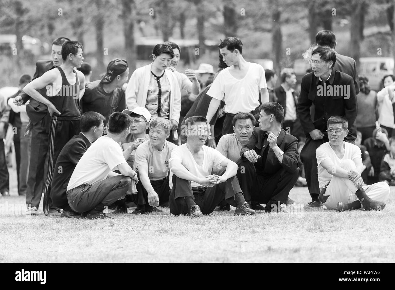 Nordkorea - Mai 1, 2012: koreanische Volk bereiten Sie sich auf das Tauziehen Spiel während der Feier des Internationalen Arbeiter Tag in N. Korea, 1. Mai, 2. Stockfoto